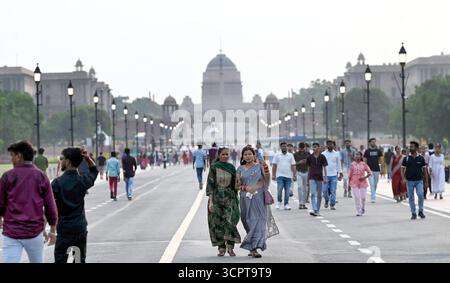 NEW DELHI, INDE - 20 SEPTEMBRE : visiteurs à India Gate pendant une chaude journée, le 20 septembre 2025 à New Delhi, Inde. (Photo de Arvind Yadav/Hindustan Times/Sipa USA ) crédit : Sipa USA/Alamy Live News Banque D'Images