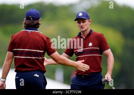 Tommy Fleetwood et Justin Rose de Team Europe après leur victoire sur Scottie Scheffler et Bryson DeChambeau de Team United States après leurs matchs de fourball de l’après-midi le deuxième jour de la Ryder Cup au Bethpage Black course, Farmingdale, New York. Date de la photo : samedi 27 septembre 2025. Banque D'Images