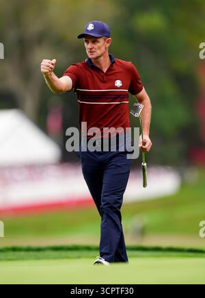 Justin Rose, de Team Europe, célèbre sa victoire sur Scottie Scheffler et Bryson DeChambeau, de Team United States, à la suite de leurs matchs de fourball de l’après-midi le deuxième jour de la Ryder Cup au Bethpage Black course, Farmingdale, New York. Date de la photo : samedi 27 septembre 2025. Banque D'Images