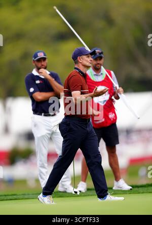 Justin Rose, de Team Europe, célèbre sa victoire sur Scottie Scheffler et Bryson DeChambeau, de Team United States, à la suite de leurs matchs de fourball de l’après-midi le deuxième jour de la Ryder Cup au Bethpage Black course, Farmingdale, New York. Date de la photo : samedi 27 septembre 2025. Banque D'Images