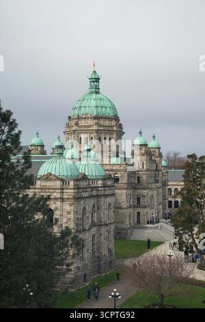 Vue surélevée de l'Assemblée législative de la Colombie-Britannique depuis le Royal BC Museum à Victoria, Colombie-Britannique, Canada. Banque D'Images