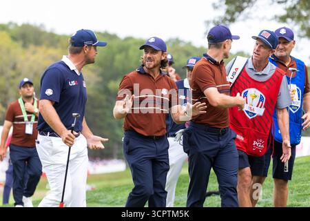 Farmingdale, États-Unis. 27 septembre 2025. Bryson DeChambeau (G) de Team United States a des mots avec Tommy Fleetwood de Team Europe alors que Justin Rose de Team Europe se dispute avec le caddy de Scottie Scheffler Ted Scott (d) sur le quinzième green lors d'un match à quatre balles le deuxième jour de la 45e Ryder Cup au Bethpage Black course à Farmingdale, New York, le samedi 27 septembre 2025. L'Europe a une avance de 11,5 à 4,5 sur les États-Unis après le deuxième jour. Photo de Corey Sipkin/UPI crédit : UPI/Alamy Live News Banque D'Images