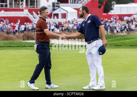 Farmingdale, États-Unis. 27 septembre 2025. Scottie Scheffler (à droite) de Team United States félicite Justin Rose de Team Europe après que Rose et Tommy Fleetwood aient battu Scheffler et Bryson DeChambeau dans un match de quatre balles le deuxième jour de la 45e Ryder Cup au Bethpage Black course à Farmingdale, New York, le samedi 27 septembre 2025. L'Europe a une avance de 11,5 à 4,5 sur les États-Unis après le deuxième jour. Photo de Corey Sipkin/UPI crédit : UPI/Alamy Live News Banque D'Images