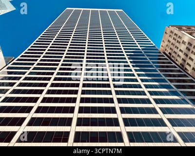 Gratte-ciel néo-gothique avec façade ornée vue de Low angle sous Blue Sky Banque D'Images