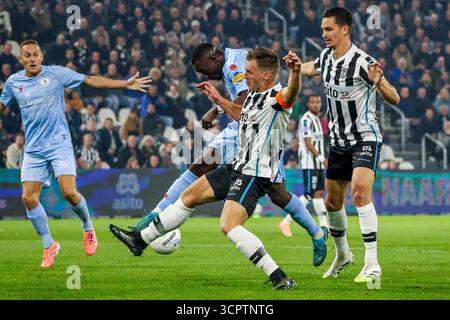 Joshua Kitolano du Sparta Rotterdam et Damon Mirani d'Heracles Almelo se battent pour le ballon lors du match Eredivisie entre Heracles Almelo et Sparta Rotterdam à Erve Asito le 27 septembre 2025 à Almelo, pays-Bas. (Crédit : Grid Brinkerhof/MTB-photo/Alamy Live News) Banque D'Images