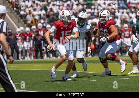 Redshirt quarterback senior #15 pour Stanford est prêt à lancer lors d'un match à enjeux élevés contre Hawaii. Idéal pour les images éditoriales sportives et NCAA. Banque D'Images