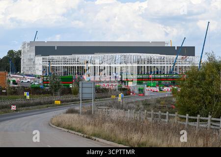 Bridgwater, Somerset, Royaume-Uni. 27 septembre 2025. Vue du chantier de construction de la nouvelle usine de batteries de véhicules électriques Agratas (EV) dans la zone Gravity Enterprise à Bridgwater dans le Somerset. La gigafactory, qui devrait être entièrement opérationnelle d'ici 2027, fournira des batteries de véhicules électriques pour Jaguar Land Rover et pourrait éventuellement fournir jusqu'à 40 % de toutes les batteries de véhicules électriques pour le marché intérieur britannique. Le site mondial des batteries du groupe Tata produira des batteries pour jusqu'à 500 000 véhicules par an. Crédit photo : Graham Hunt/Alamy Live News Banque D'Images