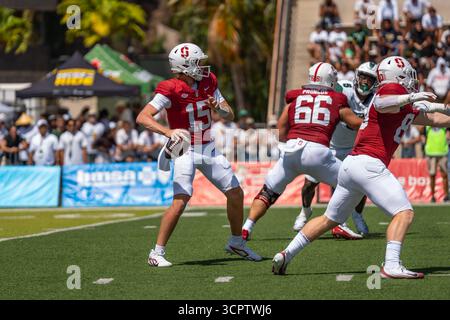 Redshirt quarterback senior #15 pour Stanford est prêt à lancer lors d'un match à enjeux élevés contre Hawaii. Idéal pour les images éditoriales sportives et NCAA. Banque D'Images