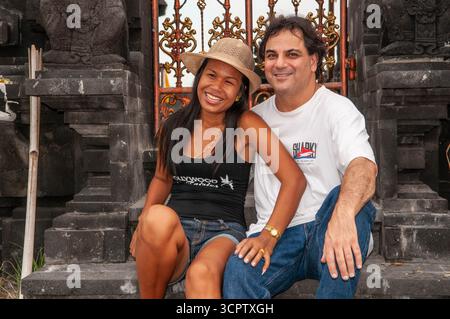 Un couple de races mixtes profite de son temps au temple Tanah Lot. Bali, Indonésie. © Kraig Lieb Banque D'Images