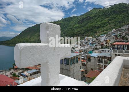 San Antonio Palopo, Guatemala - 19 juillet 2025 : vue de San Antonio Palopo à côté du lac Atitlan, Solola, Guatemala. Banque D'Images