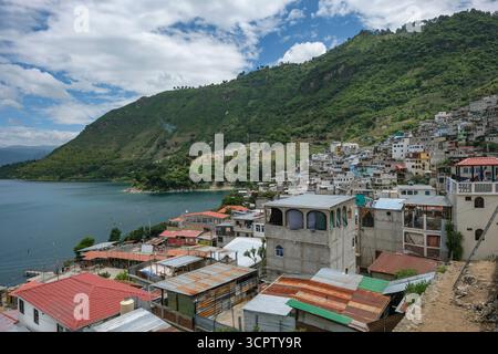 San Antonio Palopo, Guatemala - 19 juillet 2025 : vue de San Antonio Palopo à côté du lac Atitlan, Solola, Guatemala. Banque D'Images