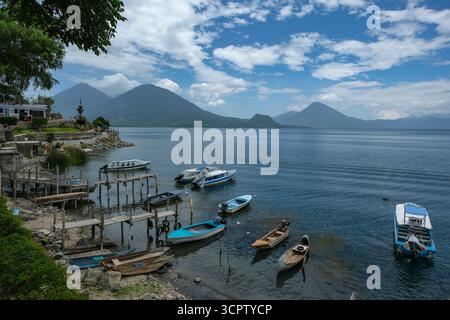 San Antonio Palopo, Guatemala - 19 juillet 2025 : vue du lac Atitlan depuis San Antonio Palopo dans le département de Solola, Guatemala. Banque D'Images