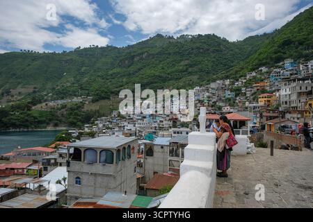 San Antonio Palopo, Guatemala - 19 juillet 2025 : vue de San Antonio Palopo à côté du lac Atitlan, Solola, Guatemala. Banque D'Images