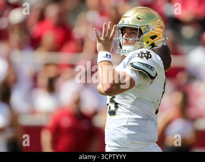 27 septembre 2025 : CJ Carr (13) notre Dame QB se prépare à lâcher le ballon sur le terrain. Norte Dame a battu l'Arkansas 56-13 à Fayetteville, AR. Richey Miller/CSM Banque D'Images