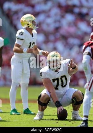 27 septembre 2025 : le centre notre Dame Ashton Craig (70 ans) pointe la défense alors qu'il s'installe sur le ballon. Norte Dame a battu l'Arkansas 56-13 à Fayetteville, AR. Richey Miller/CSM Banque D'Images