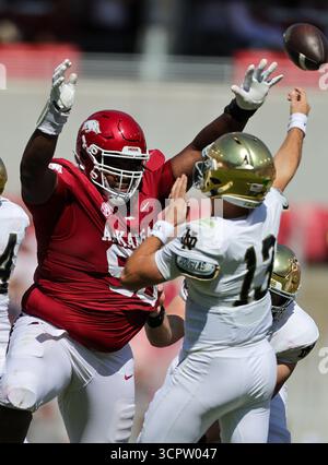 27 septembre 2025 : Ian Geffrard (95 ans), joueur de ligne défensif du Razorback, arrive au milieu de la ligne, faisant pression sur le quarterback de notre Dame CJ Carr (13 ans). Norte Dame a battu l'Arkansas 56-13 à Fayetteville, AR. Richey Miller/CSM Banque D'Images