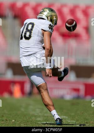 27 septembre 2025 : Erik Schmidt (18 ans) notre Dame lance le ballon du tee. Norte Dame a battu l'Arkansas 56-13 à Fayetteville, AR. Richey Miller/CSM Banque D'Images