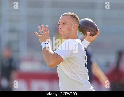 27 septembre 2025 : le quart arrière de Norte Dame CJ Carr (13 ans) travaille à relâcher son bras avant le match. Norte Dame a battu l'Arkansas 56-13 à Fayetteville, AR. Richey Miller/CSM Banque D'Images