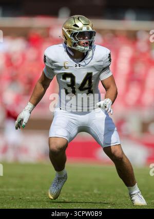 27 septembre 2025 : le linebacker de notre Dame, Drayk Bowen (34 ans), traverse le terrain à sa droite. Norte Dame a battu l'Arkansas 56-13 à Fayetteville, AR. Richey Miller/CSM Banque D'Images