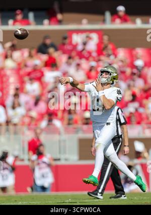 27 septembre 2025 : le quart irlandais arrière CJ Carr (13) fait un saut à sa droite alors qu'il roule de la poche. Norte Dame a battu l'Arkansas 56-13 à Fayetteville, AR. Richey Miller/CSM Banque D'Images