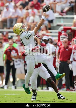 27 septembre 2025 : L'irlandais QB CJ Carr (13) travaille pour se débarrasser du ballon alors que Phillip Lee (1), joueur de ligne défensive de l'Arkansas, exerce une pression. Norte Dame a battu l'Arkansas 56-13 à Fayetteville, AR. Richey Miller/CSM Banque D'Images