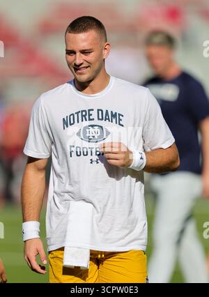 27 septembre 2025 : CJ Carr (13 ans) le quarterback Norte Dame fait son chemin hors du terrain pour retourner aux vestiaires avant le match. Norte Dame a battu l'Arkansas 56-13 à Fayetteville, AR. Richey Miller/CSM Banque D'Images