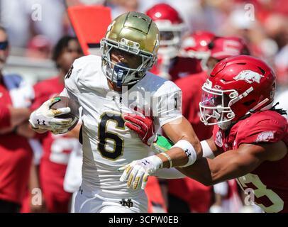 27 septembre 2025 : le receveur de notre Dame Jordan Faison (6 ans) travaille pour échapper au défenseur de l'Arkansas Julian Neal (23 ans). Norte Dame a battu l'Arkansas 56-13 à Fayetteville, AR. Richey Miller/CSM Banque D'Images