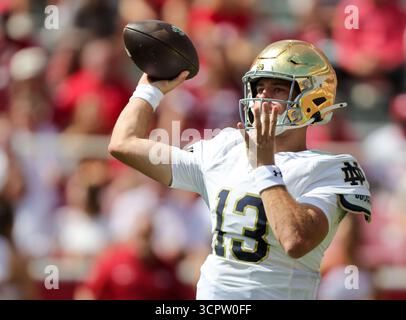 27 septembre 2025 : le quarterback de notre Dame se prépare à libérer le ballon sur le terrain. Norte Dame a battu l'Arkansas 56-13 à Fayetteville, AR. Richey Miller/CSM Banque D'Images