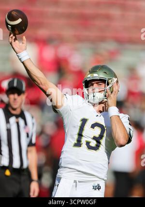 27 septembre 2025 : CJ Carr (13) le quarterback de Norte Dame libère la balle sur le terrain du bout de ses doigts. Norte Dame a battu l'Arkansas 56-13 à Fayetteville, AR. Richey Miller/CSM Banque D'Images