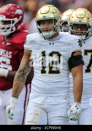 27 septembre 2025 : Jordan Botelho (12 ans), joueur de ligne défensive de notre Dame, regarde sur les lignes de touche après une pièce. Norte Dame a battu l'Arkansas 56-13 à Fayetteville, AR. Richey Miller/CSM Banque D'Images