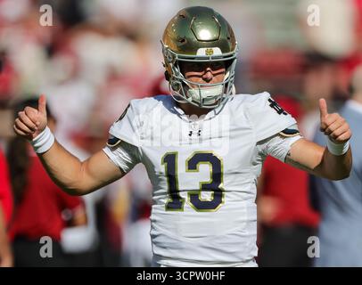 27 septembre 2025 : le quarterback de Norte Dame, CJ Carr (13 ans), clignote deux pouces devant ses coéquipiers. Norte Dame a battu l'Arkansas 56-13 à Fayetteville, AR. Richey Miller/CSM Banque D'Images