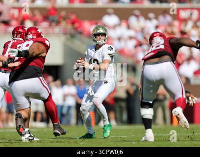 27 septembre 2025 : le quarterback de Norte Dame CJ Carr (13 ans) s’installe dans la poche en regardant le terrain. Norte Dame a battu l'Arkansas 56-13 à Fayetteville, AR. Richey Miller/CSM Banque D'Images