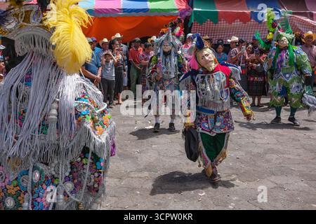 Santiago Atitlan, Guatemala - 25 juillet 2025 : danse de conquête au festival saint patron en l'honneur de saint Jacques l'Apôtre à Santiago Atitlan. Banque D'Images