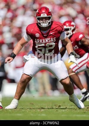 27 septembre 2025 : le centre porcin Caden Kitler (52 ans) sort de sa position après avoir claqué le ballon. Norte Dame a battu l'Arkansas 56-13 à Fayetteville, AR. Richey Miller/CSM Banque D'Images