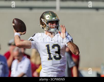 27 septembre 2025 : Fighting Irish QB CJ Carr (13 ans) se prépare à lâcher la balle sur le terrain. Norte Dame a battu l'Arkansas 56-13 à Fayetteville, AR. Richey Miller/CSM Banque D'Images