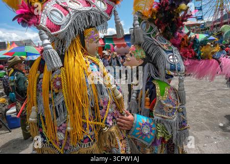 Santiago Atitlan, Guatemala - 25 juillet 2025 : détail d'un costume à la danse de la conquête pendant le festival saint patron en l'honneur de Santiago Apôtre. Banque D'Images