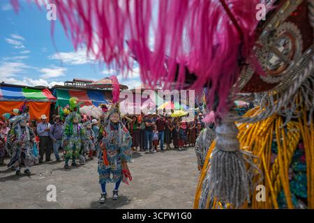 Santiago Atitlan, Guatemala - 25 juillet 2025 : danse de conquête au festival saint patron en l'honneur de saint Jacques l'Apôtre à Santiago Atitlan. Banque D'Images
