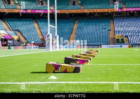 Londres, Royaume-Uni. 27 septembre 2025. Attaquez-vous à des cales alignées sur le terrain pour les échauffements dans un stade vide avant les matchs de la finale de la Coupe du monde de rugby à Twickenham à l'Allianz Stadium. USAGE ÉDITORIAL EXCLUSIF. NON DESTINÉ À UN USAGE COMMERCIAL. Londres, Royaume-Uni © ️ crédit : Elsie Kibue/Alamy Live News Banque D'Images