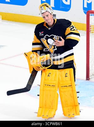 Marc-André Fleury, gardien des Penguins de Pittsburgh, fait signe aux fans après la victoire de 4-1 contre les Blue Jackets de Columbus au PPG Paints Arena de Pittsburgh le samedi 27 septembre 2025. Marc-André Fleury a signé un contrat d'essai professionnel et a joué la troisième période avec les Penguins afin de terminer sa carrière dans un uniforme de Penguins. Photo par Archie Carpenter/UPI. Banque D'Images
