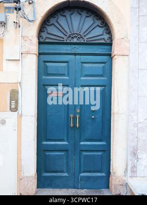 Vieille porte bleue dans le centre de Taormina, Italie. Porte texturée. Porte vintage Banque D'Images