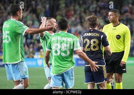 Seattle, États-Unis. 27 septembre 2025. Albert Rusnák (11 ans), le défenseur des Whitecaps de Vancouver Tate Johnson (28 ans), le défenseur Jackson Ragen (25 ans) et le milieu de terrain Kalani Kossa-Rienzi (85 ans) se disputent avec l'arbitre Malik Badawi lors de la deuxième moitié d'un match en MLS au Lumen Field à Seattle, Washington, le 27 septembre 2025. (Crédit photo Nate Koppelman/Sipa USA) crédit : Sipa USA/Alamy Live News Banque D'Images