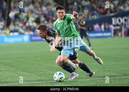 Seattle, États-Unis. 27 septembre 2025. Le milieu de terrain des Seattle Sounders FC Kalani Kossa-Rienzi (85) s'attaque au défenseur des Vancouver Whitecaps Tate Johnson (28) lors de la deuxième moitié d'un match en MLS au Lumen Field à Seattle, Washington, le 27 septembre 2025. (Crédit photo Nate Koppelman/Sipa USA) crédit : Sipa USA/Alamy Live News Banque D'Images