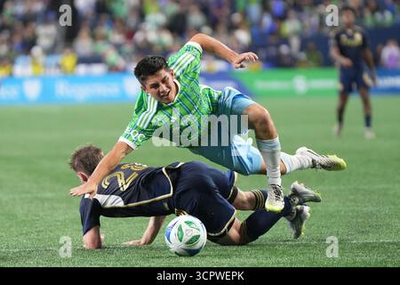 Seattle, États-Unis. 27 septembre 2025. Le milieu de terrain des Seattle Sounders FC Kalani Kossa-Rienzi (85) s'attaque au défenseur des Vancouver Whitecaps Tate Johnson (28) lors de la deuxième moitié d'un match en MLS au Lumen Field à Seattle, Washington, le 27 septembre 2025. (Crédit photo Nate Koppelman/Sipa USA) crédit : Sipa USA/Alamy Live News Banque D'Images