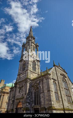 La vue jusqu'à la tour avec horloge sonnante de Tron Kirk, un monument bien connu sur le Royal Mile. Édimbourg. Écosse Banque D'Images