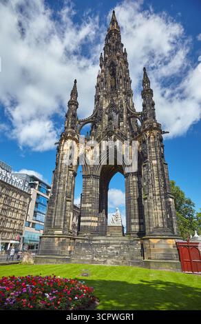 Le Scott Monument est un monument gothique victorien dédié à l'auteur écossais Sir Walter Scott situé près de la gare Waverley d'Édimbourg. Édimbourg, SCO Banque D'Images