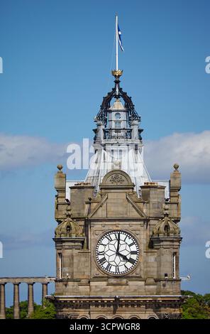 La tour de l'horloge de l'hôtel Balmoral est le point de repère important d'Édimbourg. L'horloge est célèbre pour fonctionner trois minutes de vitesse, pour donner aux passagers plus TI Banque D'Images