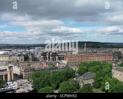 Vue aérienne des jardins de Princes Street et des bâtiments de la nouvelle ville près du château d'Édimbourg. Édimbourg. Écosse Banque D'Images
