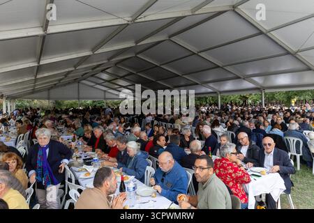 Bram, France. 27 septembre 2025. Le repas, lors des rencontres de gauche 2025 à Bram, organisé par la République en commun - Carole DELGA, à Bram, France, le 27 septembre 2025. Photo par Arnaud Bertrand/ABACAPRESS.COM crédit : Abaca Press/Alamy Live News Banque D'Images