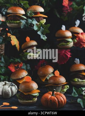 Hamburger d'Halloween avec des citrouilles dans un cadre automnal effrayant Banque D'Images