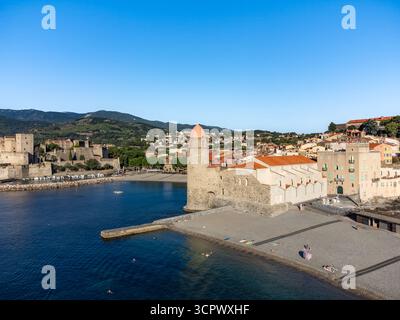 Vue aérienne de Collioure colorée, rues étroites, ville de destination de vacances d'été avec des buidings historiques, plages, Pyrénées-Orientales, France in Banque D'Images